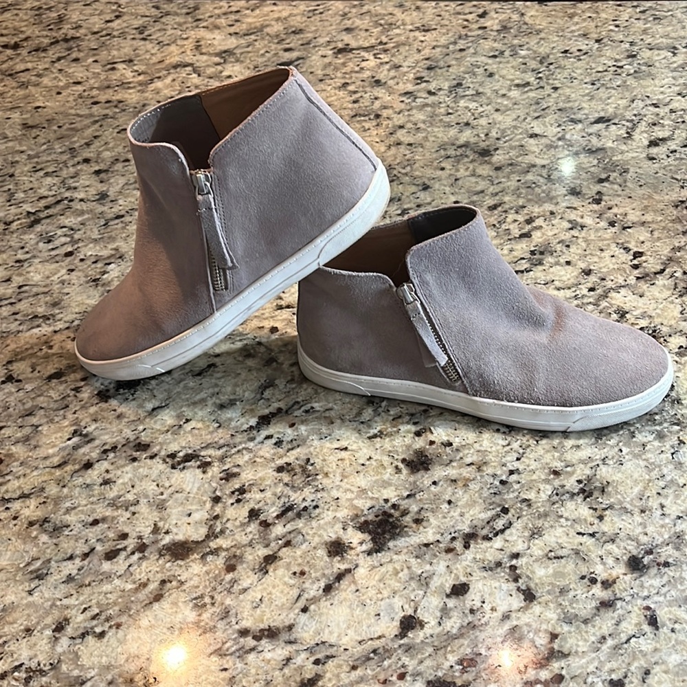 Ladies crown vintage shoes